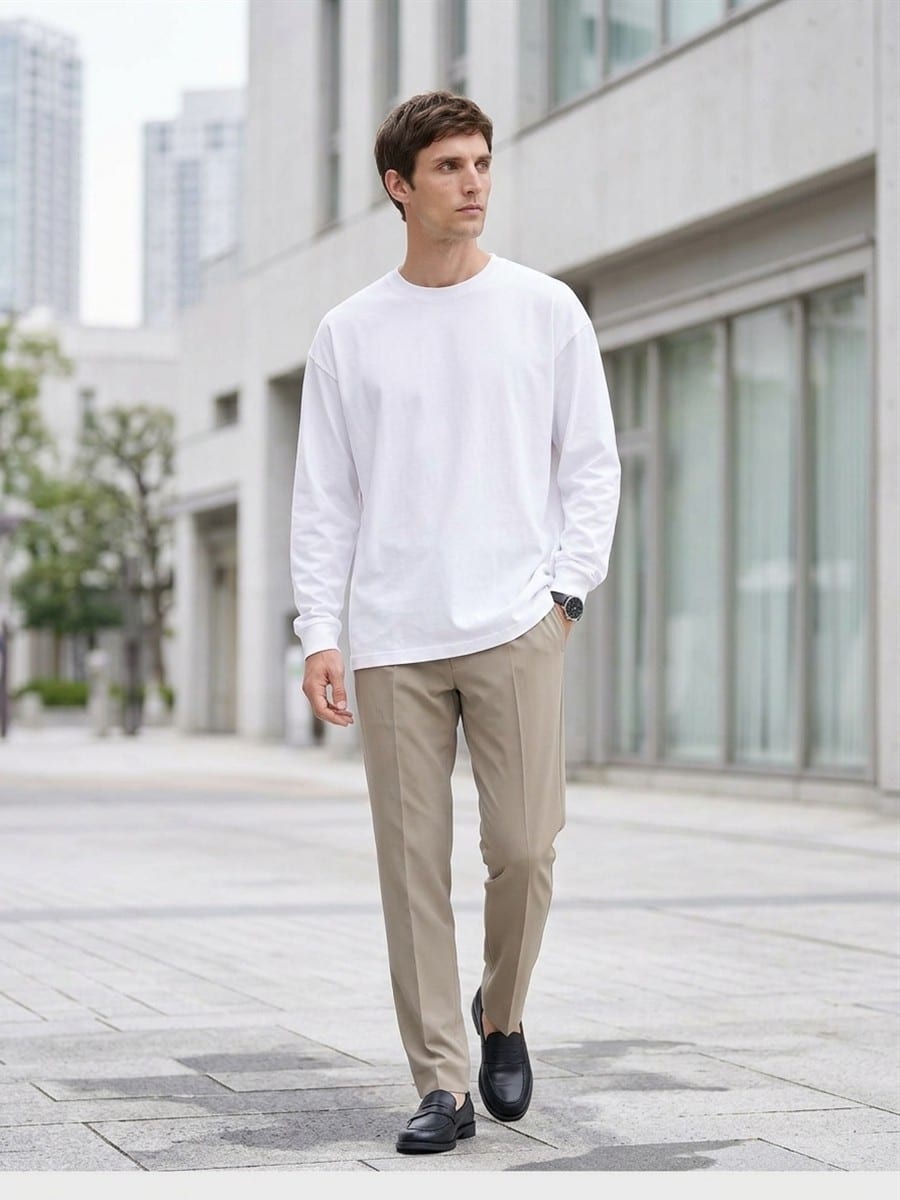 ホワイトのTシャツに、ベージュのパンツ
