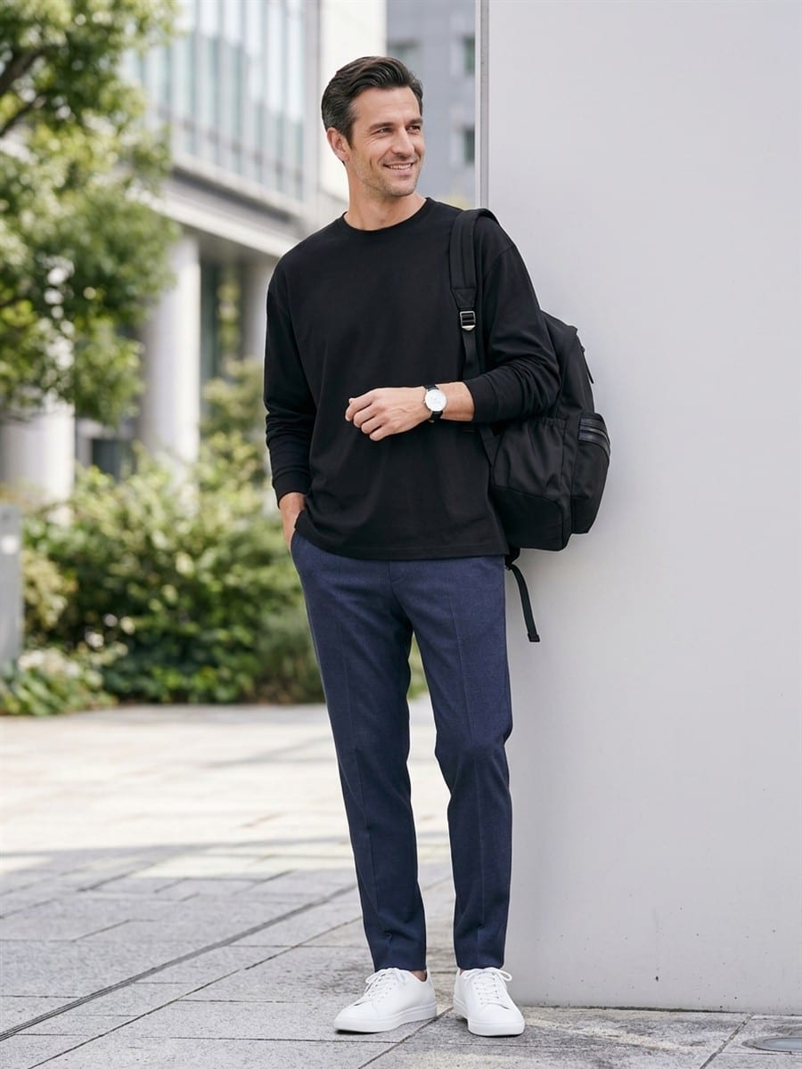 ネイビーのパンツと合わせる、ブラックのTシャツ