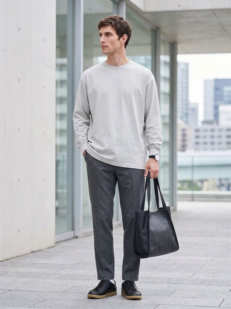 グレーのパンツと合わせる、フロストグレーのTシャツ