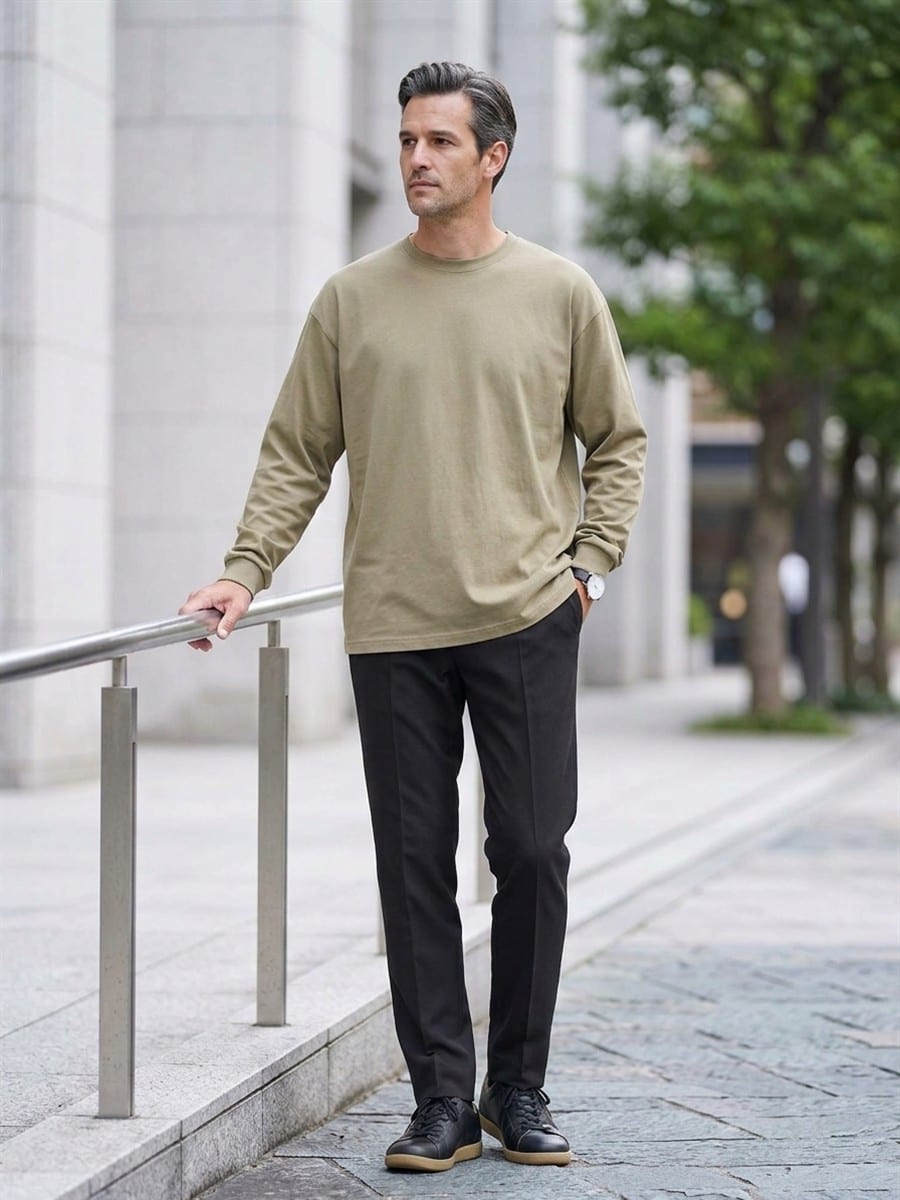 アシッドカーキのTシャツに、ブラックのパンツ