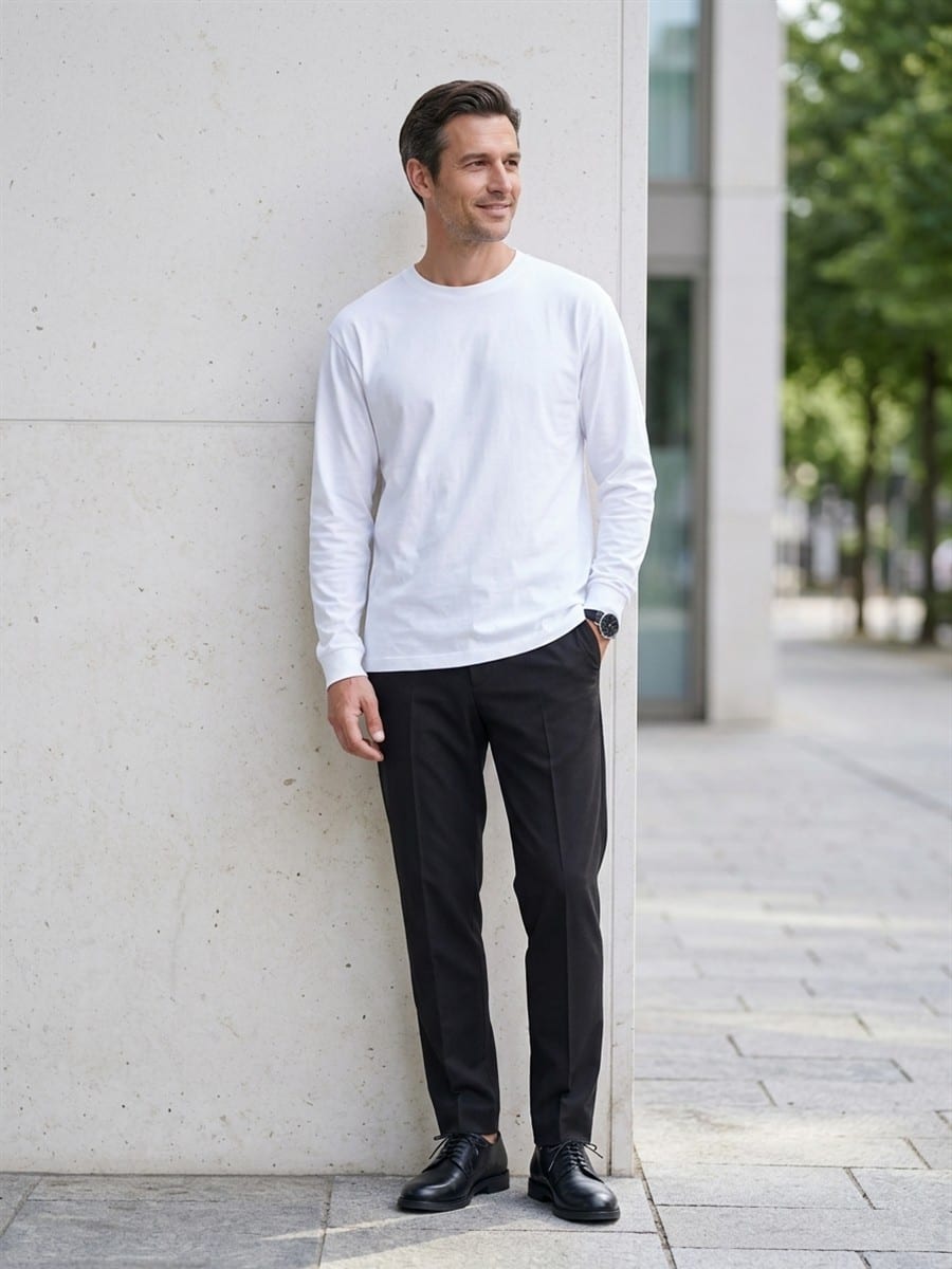 ブラックのパンツと合わせる、ホワイトのTシャツ