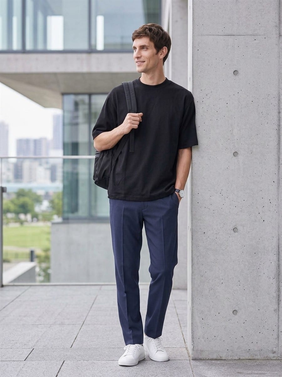 ブラックのTシャツに、ネイビーのパンツ