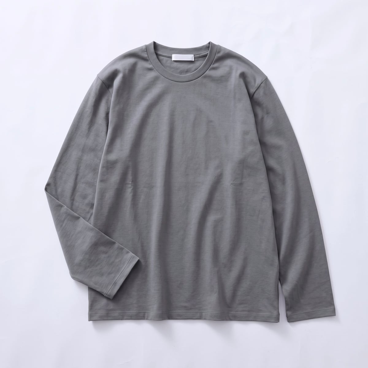 グレーのCODEロングスリーブTシャツを平置きにしたところ
