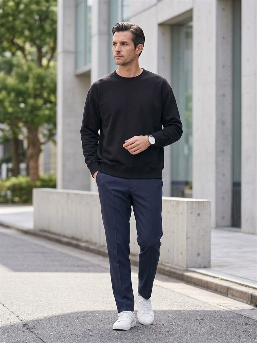 ブラックのスウェットに、ネイビーのパンツ