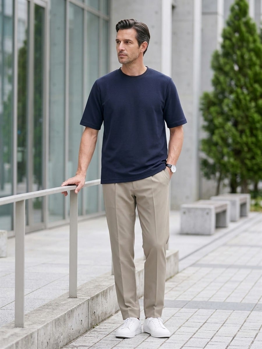 ネイビーのTシャツに、ベージュのパンツ