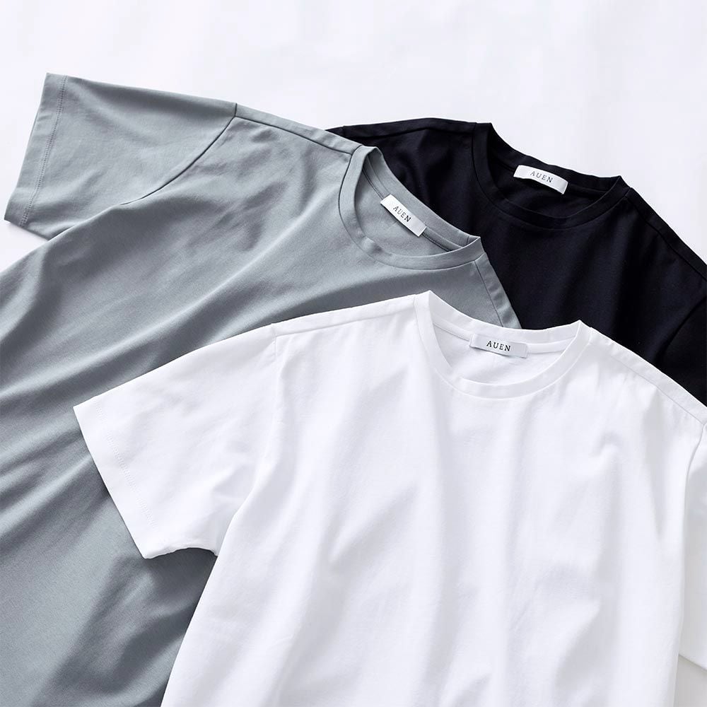 白・黒・グレーの半袖Tシャツを重ねた平置き