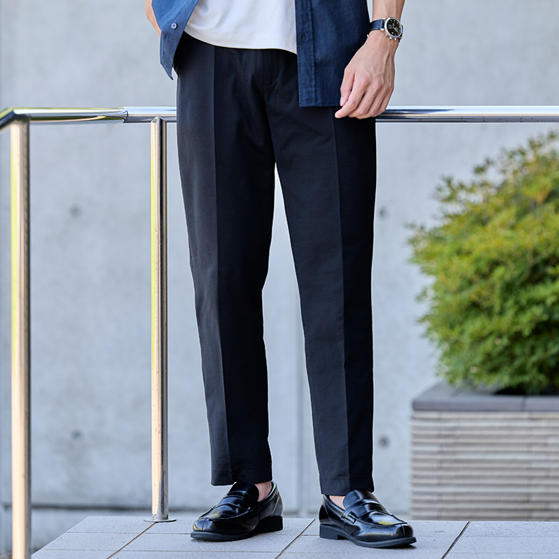 センタープレスのはいったパンツのイメージ写真