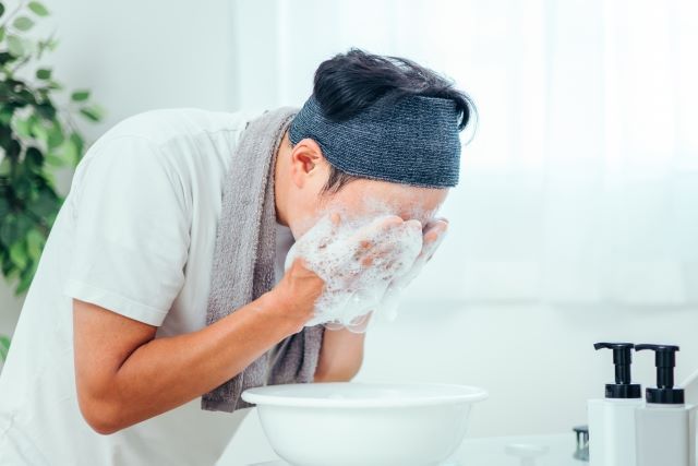 洗顔をする男性