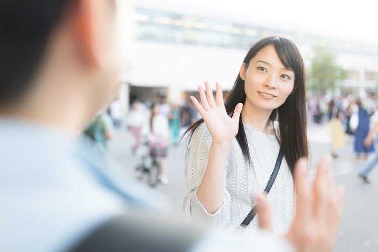 男性と女性が会っている画像