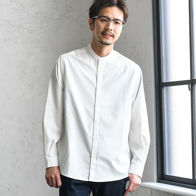メンズの白のバンドカラーシャツ