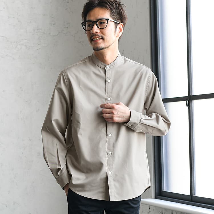 メンズのベージュのバンドカラーシャツ