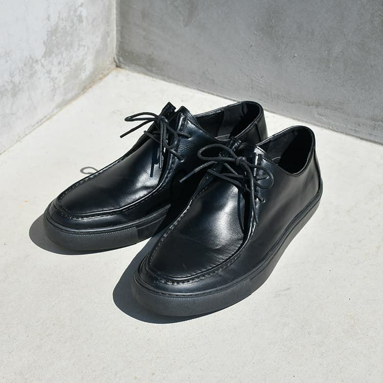 黒のスニーカーシューズ