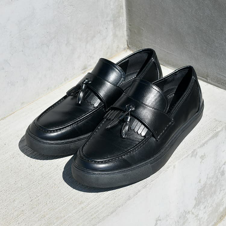 黒のタッセルローファー