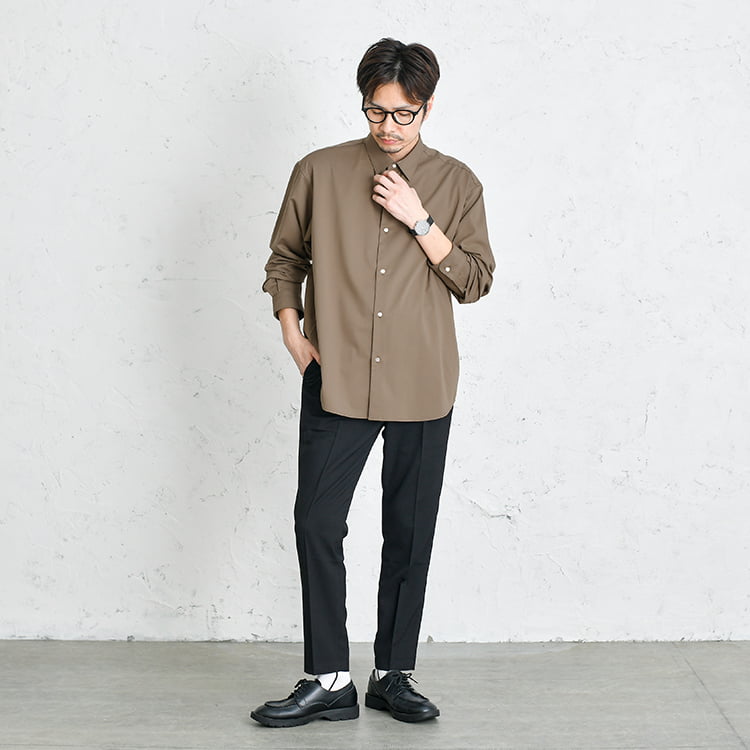 ブラウンのシャツを着たメンズコーデ