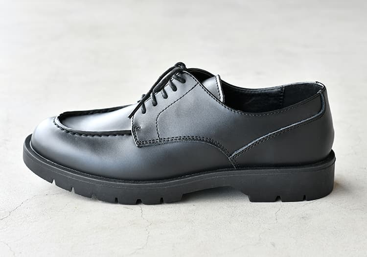 シンプルなデザインの靴