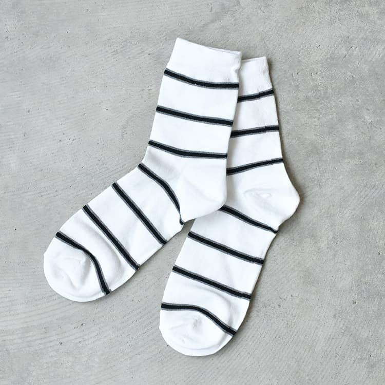 白と黒のボーダーソックス