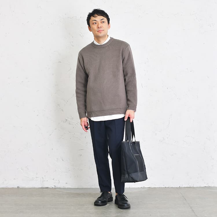 ウェーブさんの優しい印象を引き立てるニットコーデ