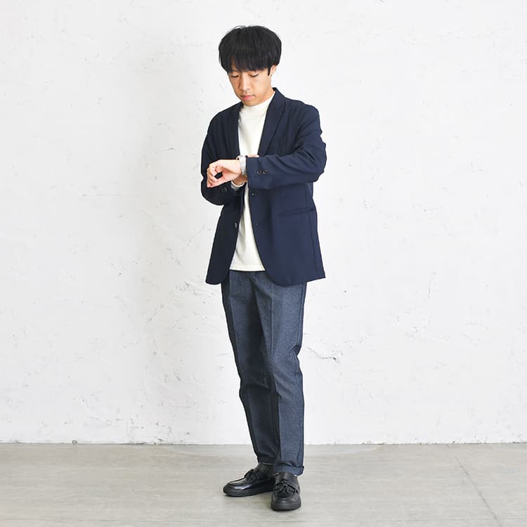 デニム風スラックスがポイント！清潔感のあるオフィスコーデ