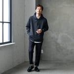 ネイビーのパーカーを着たメンズコーデ