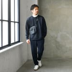 ネイビーのスウェットを着たメンズコーデ