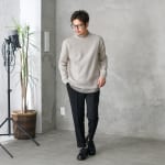 オフホワイトのニットを着たメンズコーデ
