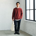 テラコッタのニットを着たメンズコーデ