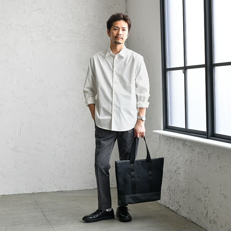 白シャツの清潔感で好感度UP！オフィスコーデ