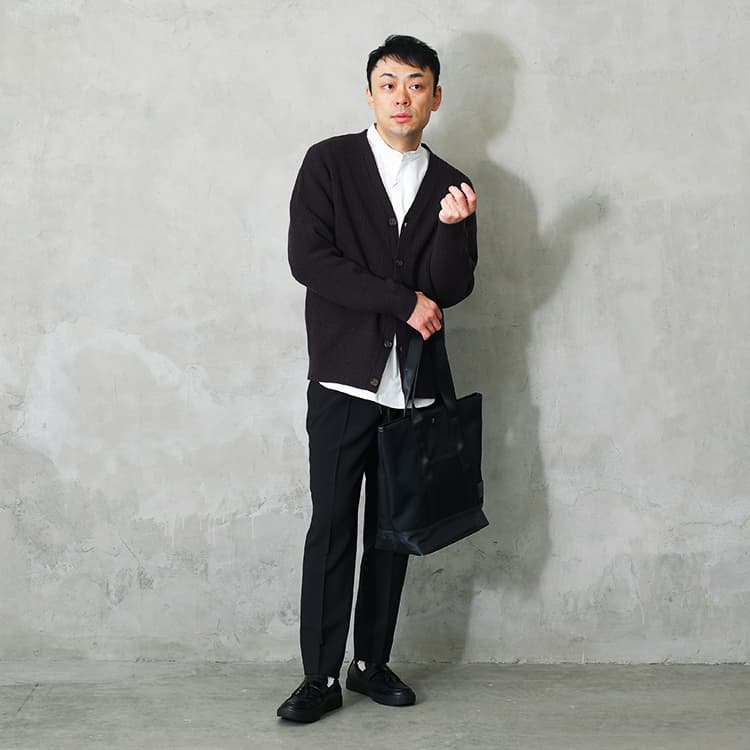 オフィスコーデにぴったりな大人カラーのカーディガン