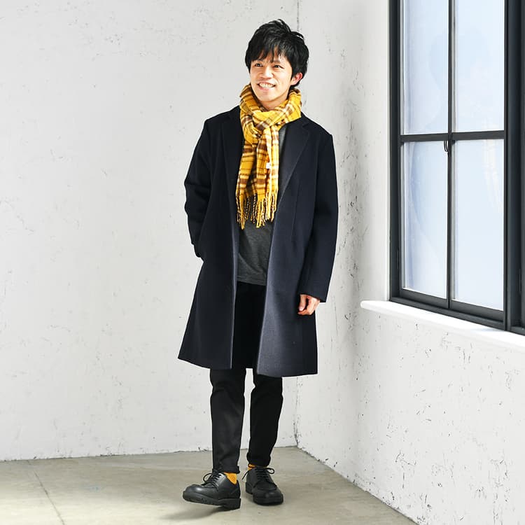 マスタード色のマフラーで視線誘導！