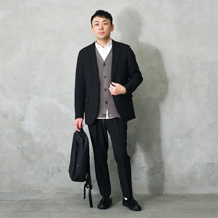 カーディガンの重ね着がポイント！オフィスコーデ