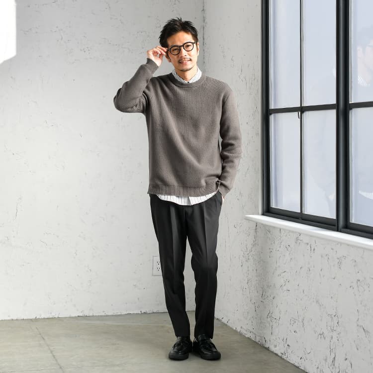 オフィスに馴染みやすいニットとシャツのコーデ