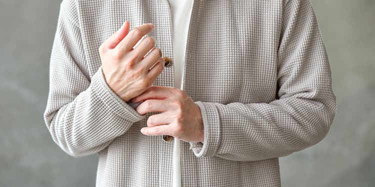 腕まくりをしたメンズにおすすめのカーディガンコーデ