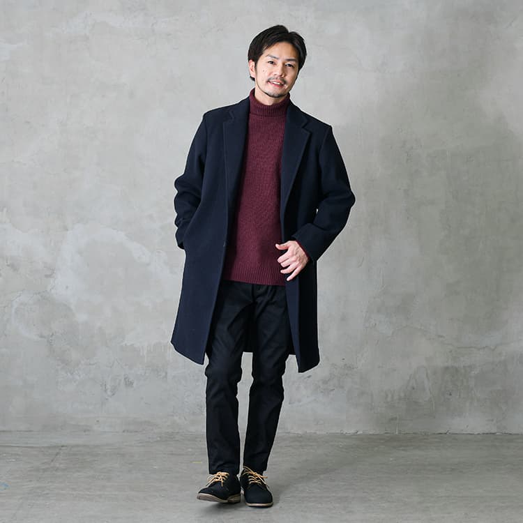 スマートなデートコーデには「コート+黒パンツ」