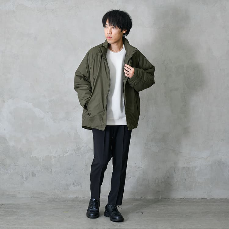 カーキのビッグシルエットジャケットの大人カジュアルコーデ