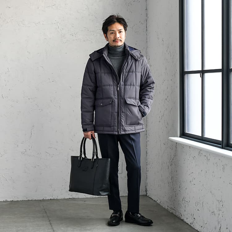 チャコールのタートルネックニットを使ったメンズ冬コーデ