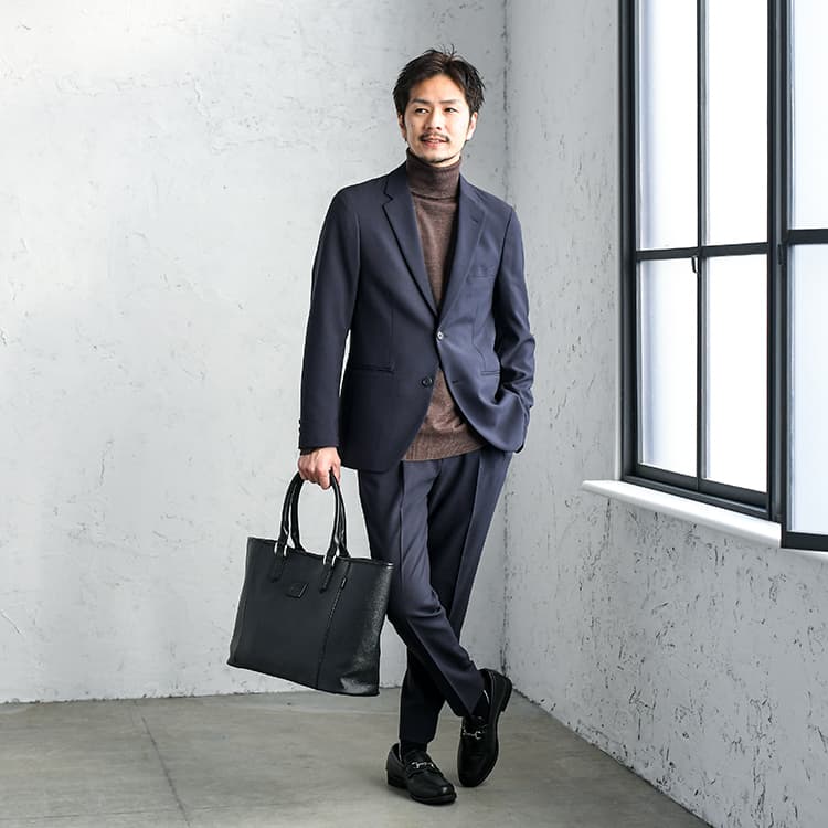 カフェのタートルネックニットを使ったメンズ冬コーデ