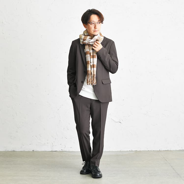 迷ったときは定番のジャケット＆パンツで決まり。スーツとは違った遊び心も。