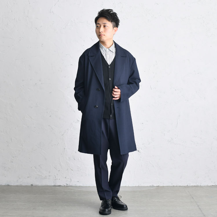 定番アイテムをアップデート！爽やかストライプが主役のオフィスカジュアル