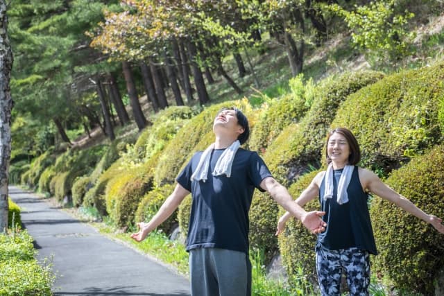 両腕を広げる男性と女性