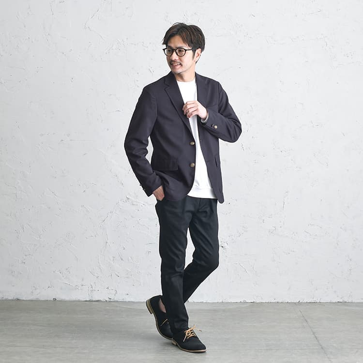 王道のジャケパンコーデは“紺ブレ”を使って遊び心をプラス！