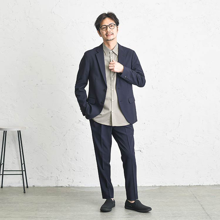 爽やかなネイビーには柔らかなベージュを合わせてメリハリを出す！