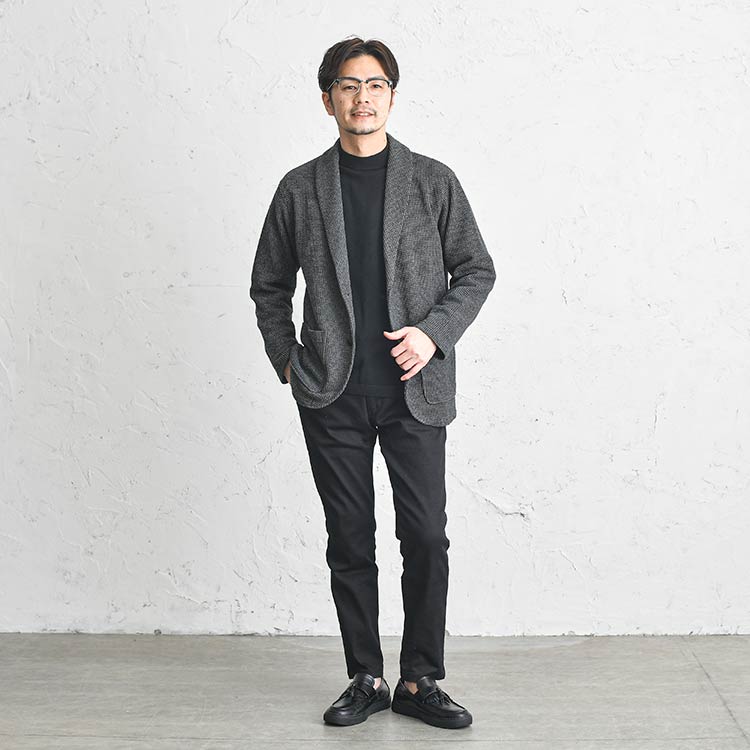 モノトーンでキメる大人のオフィスカジュアル