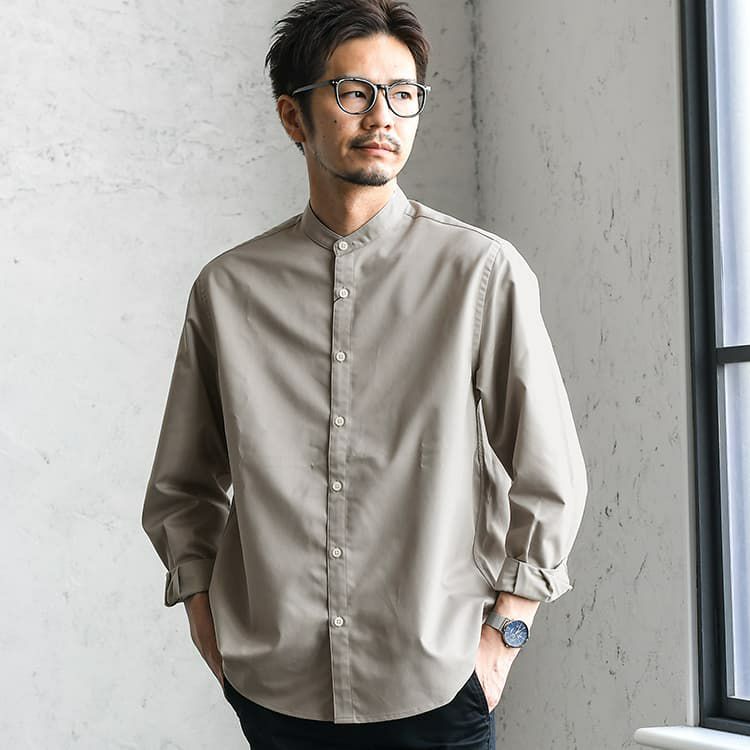 メンズのベージュのバンドカラーシャツ
