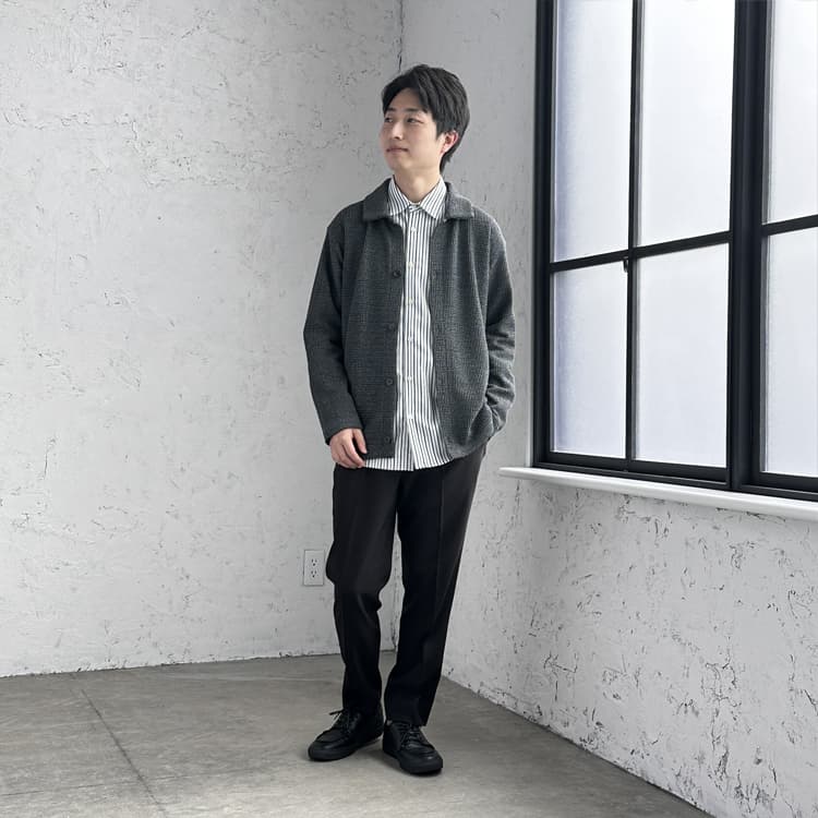 【オフィスカジュアル】ストライプ×モノトーンでシックなイメージに