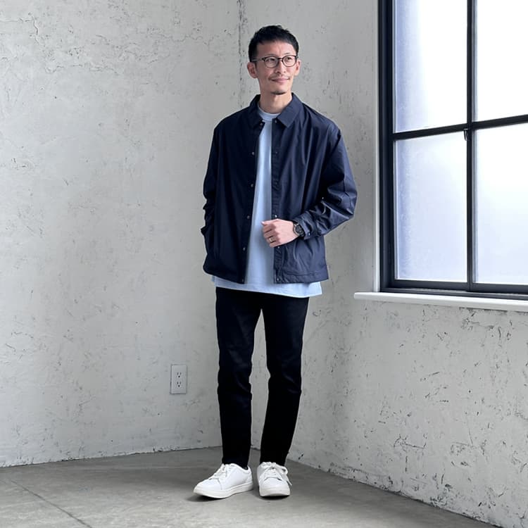 ブルー×ホワイトの配色がポイント、軽快感溢れる休日コーデ