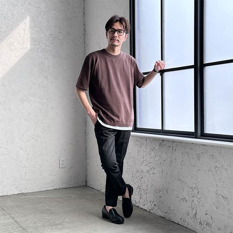 シンプルスタイルには重ね着でオシャレ感をプラス