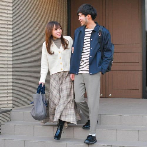 会話をしているカップル