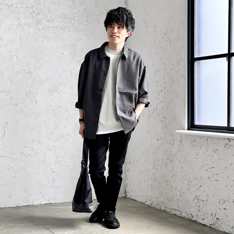 モノトーンで簡単おしゃれ！涼しげオフィスカジュアル