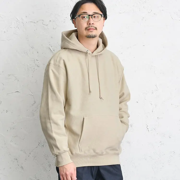 色彩のプロが選ぶ！ベージュパーカーのおすすめとメンズコーディネート 