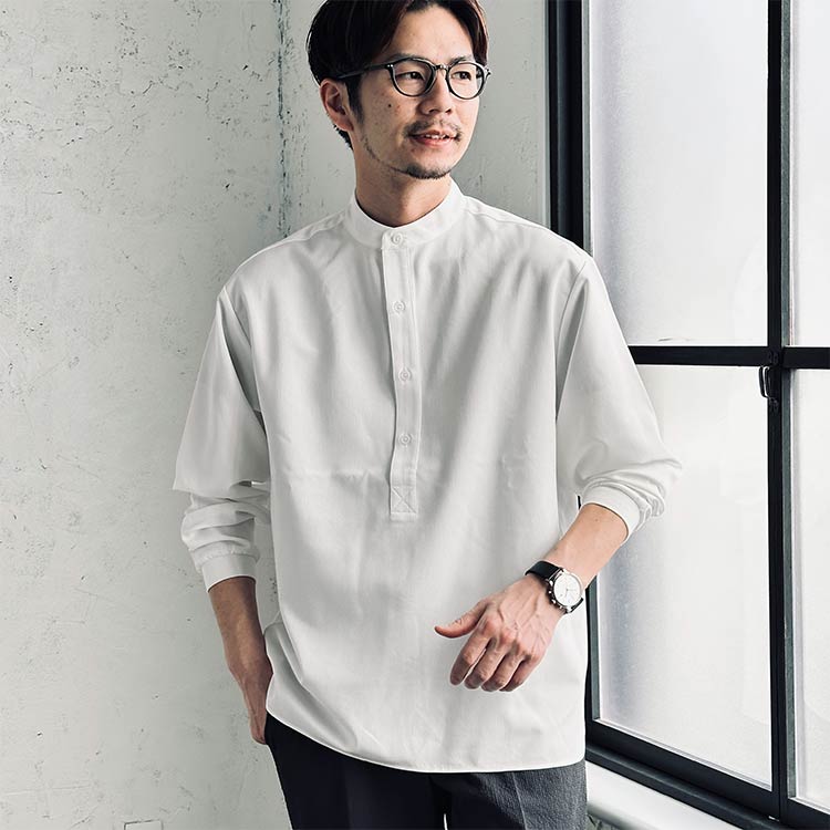 白色のプルオーバーシャツ